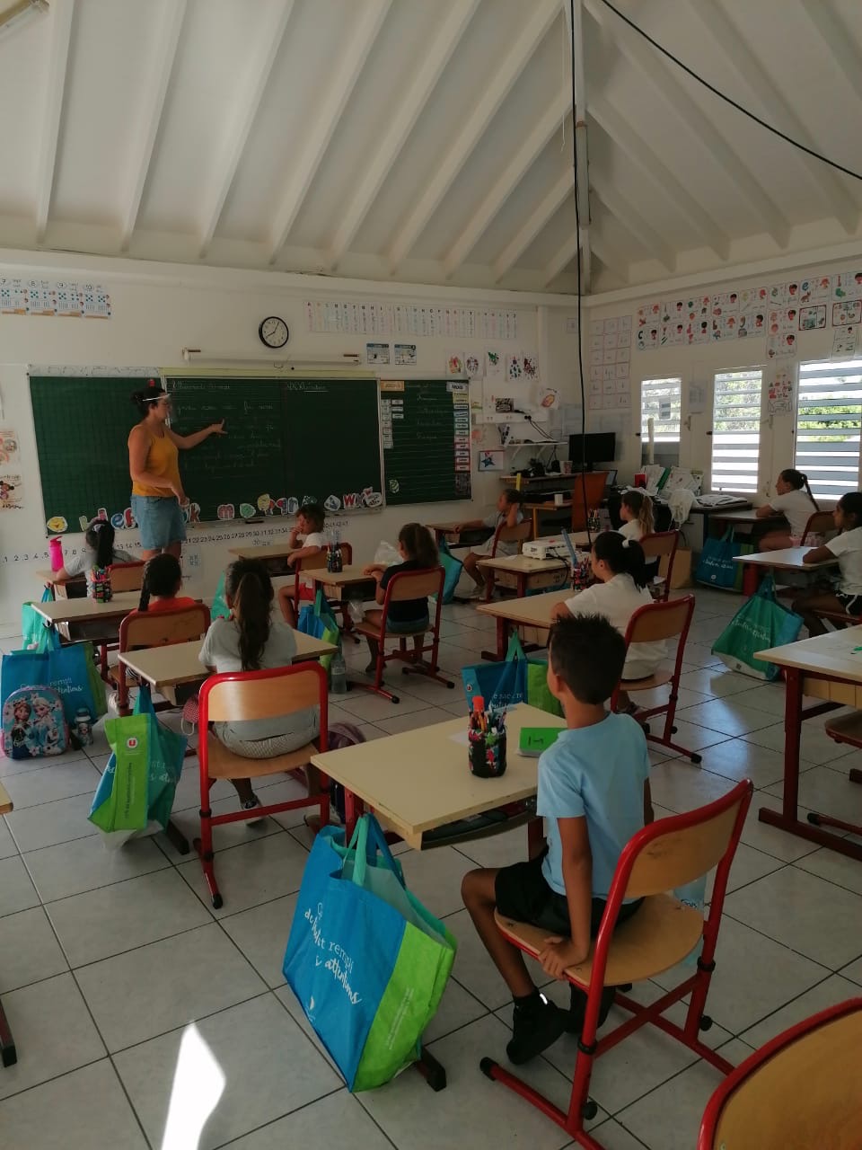Reprise des écoliers à l'école élémentaire de Saint-Barthélemy