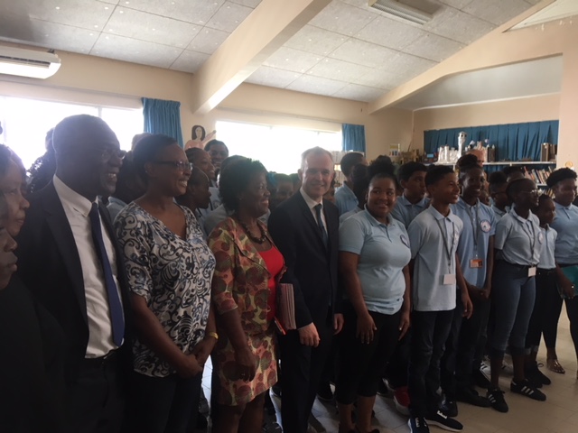 Le président de l’Assemblée nationale visite le collège Mont-des-Accords